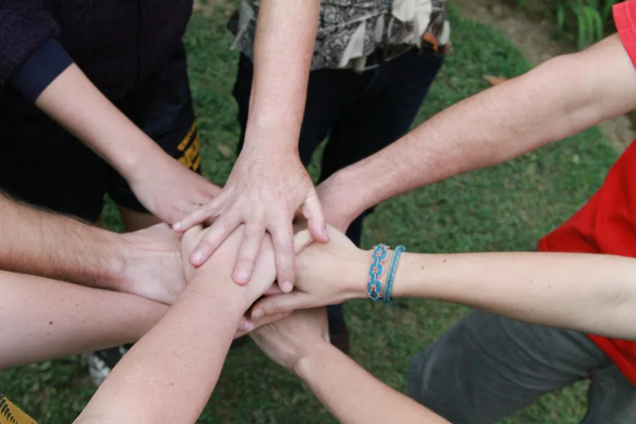 Jóvenes en actividad al aire libre de integración comunitaria
