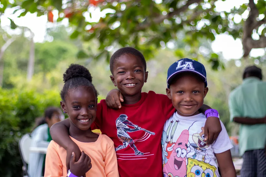 Niños en actividad educativa y recreativa