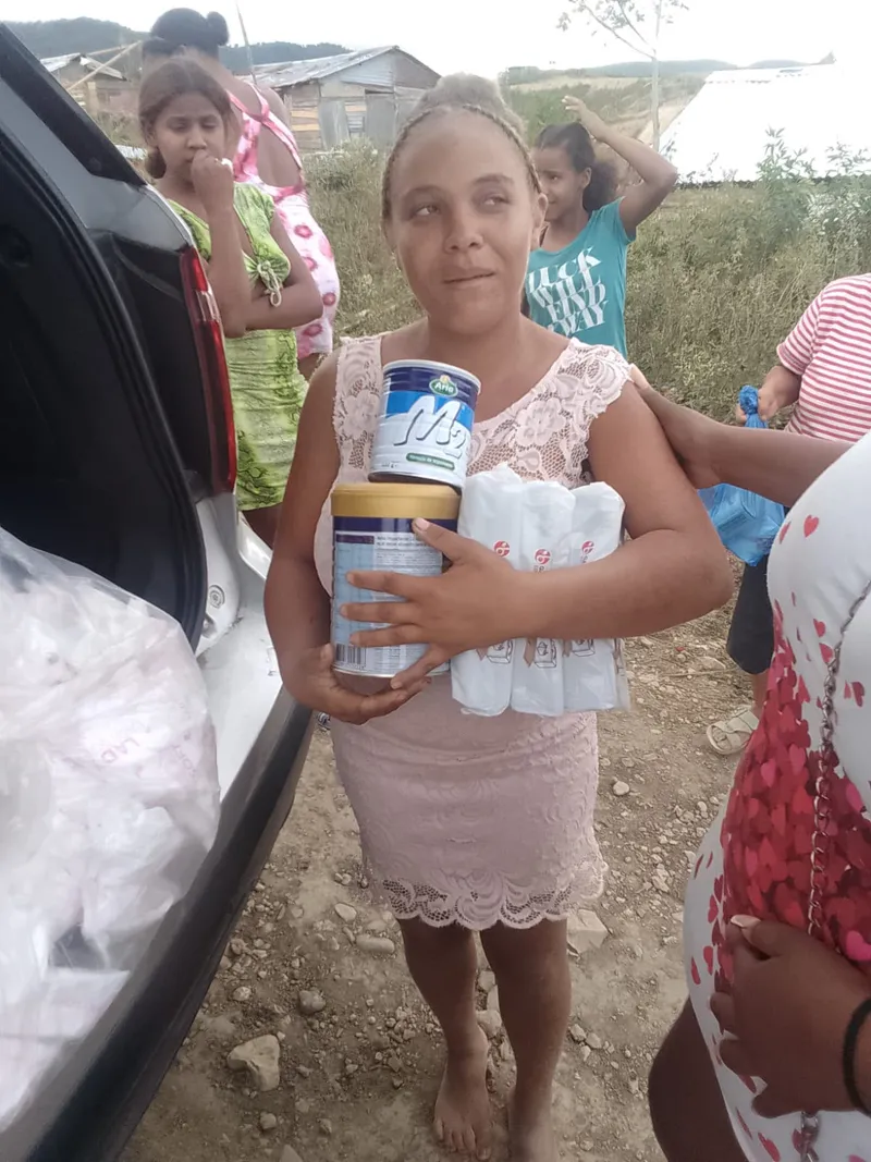 Entrega de alimentos y suministros a una familia