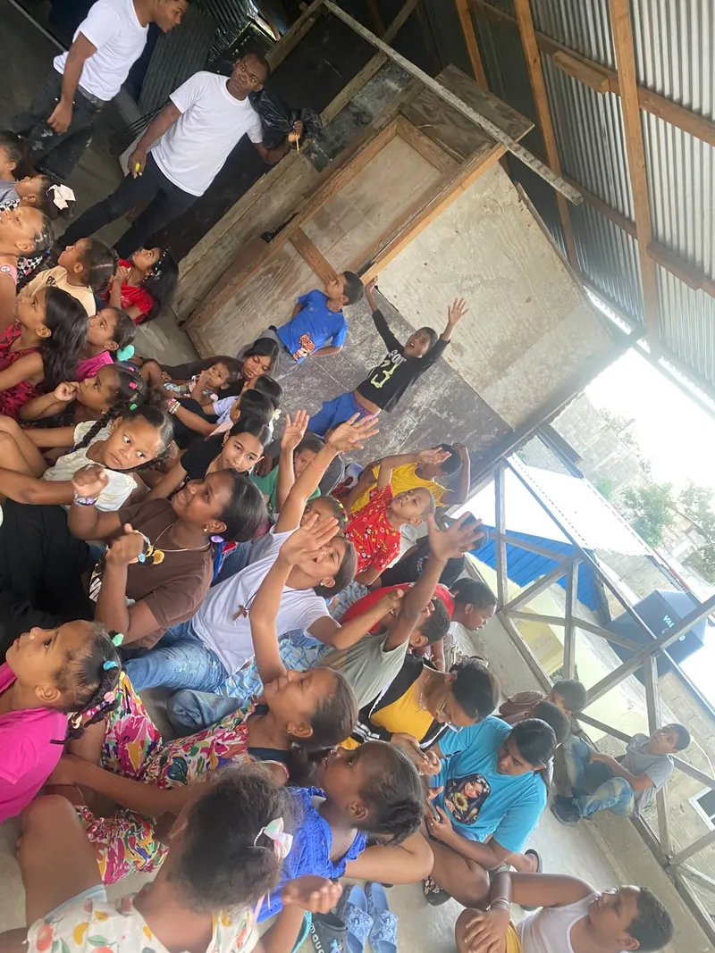Niños levantando las manos en actividad participativa
