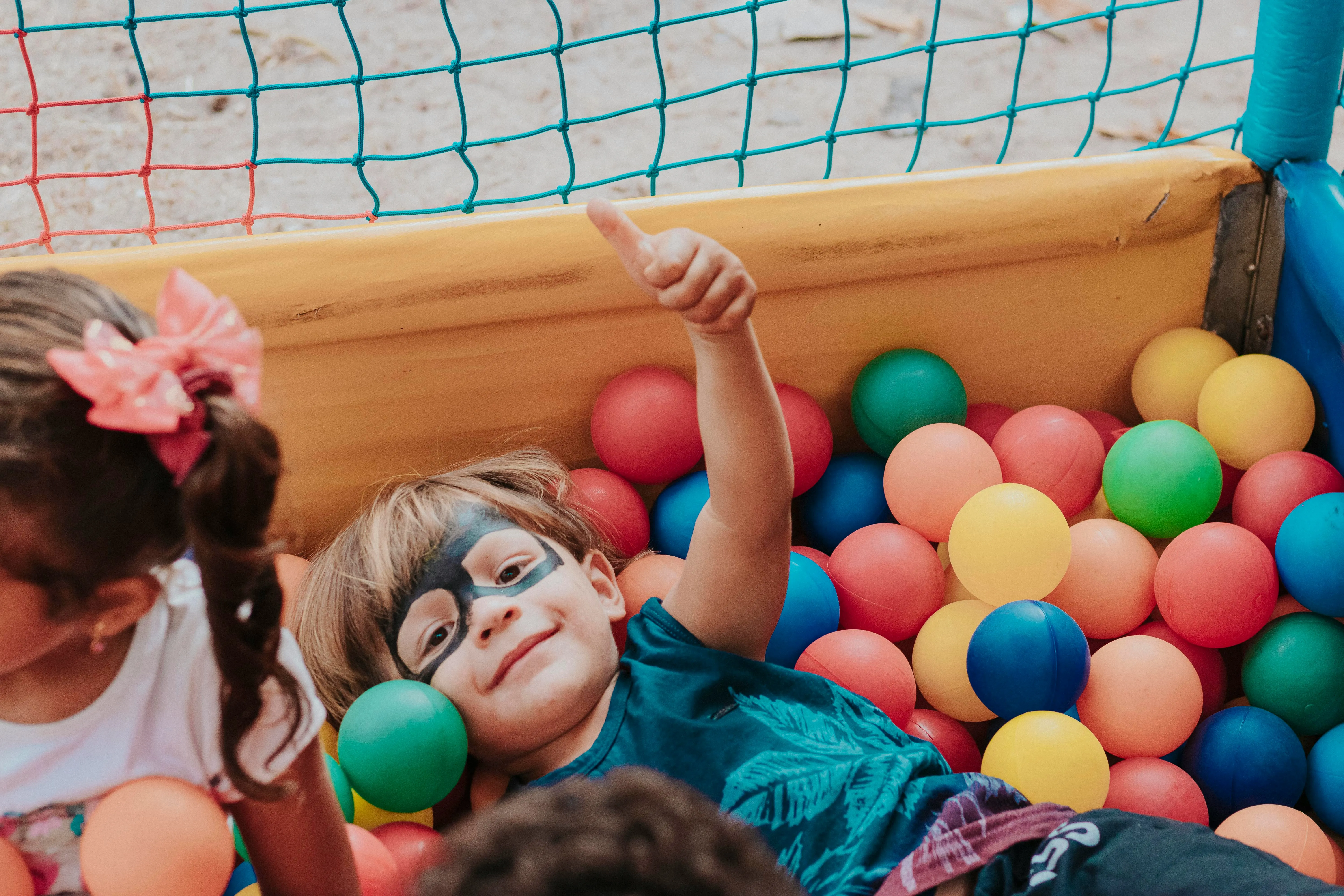 Niño sonriendo en actividad de la fundación