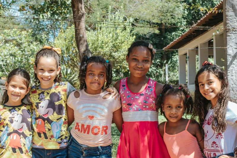 Niños jugando juntos al aire libre